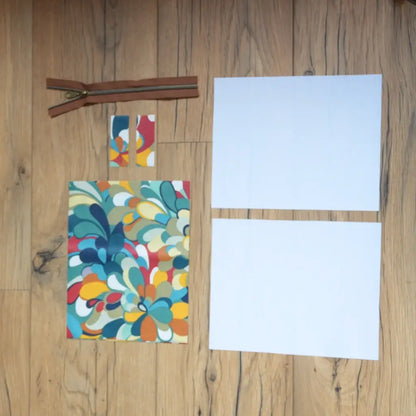 Kit couture pochettes plates, tissu aux formes colorées, deux coupons unis clairs et fermeture zippée