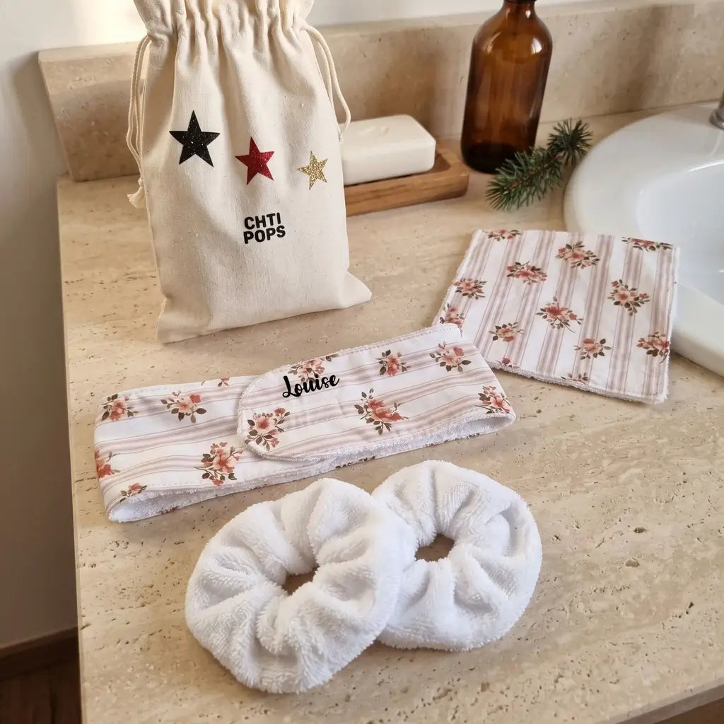 Kit soin visage à motif petites roses sur rayures : bandeau prénom Louise, lingette lavable et chouchous éponge blancs