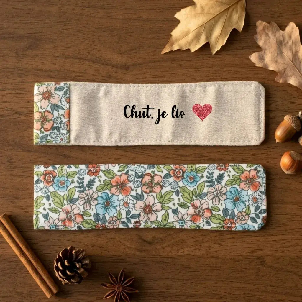 Marque-page en tissu recto verso, face écrue floquée Chut, je lis avec cœur rouge et dos à fleurs