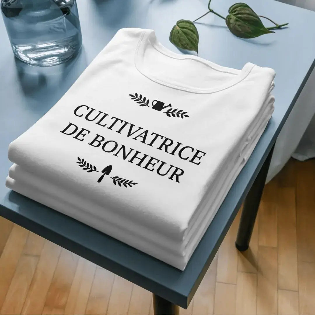 t-shirt blanc plié avec texte cultivatrice de bonheur et motifs jardin imprimés en noir