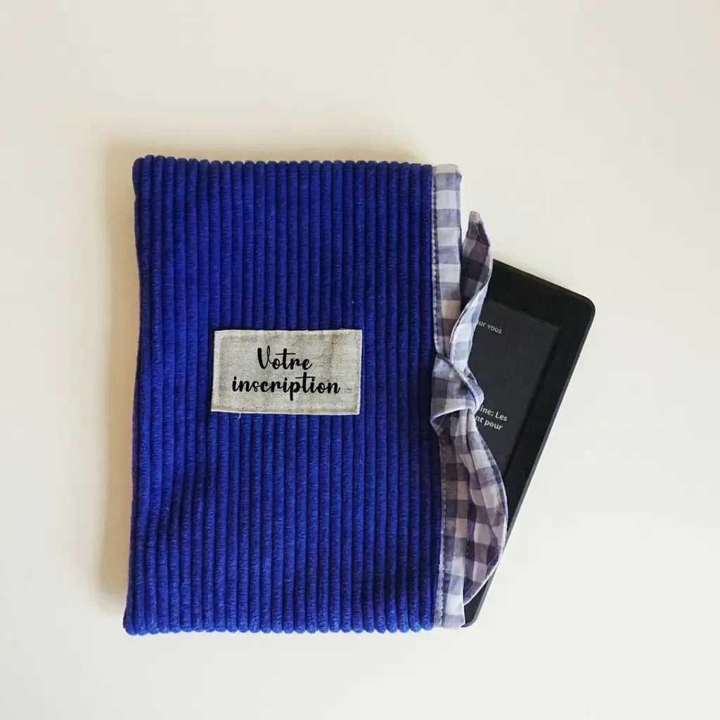 Pochette liseuse en velours côtelé bleu roi, doublure vichy et étiquette à personnaliser, liseuse glissée dedans