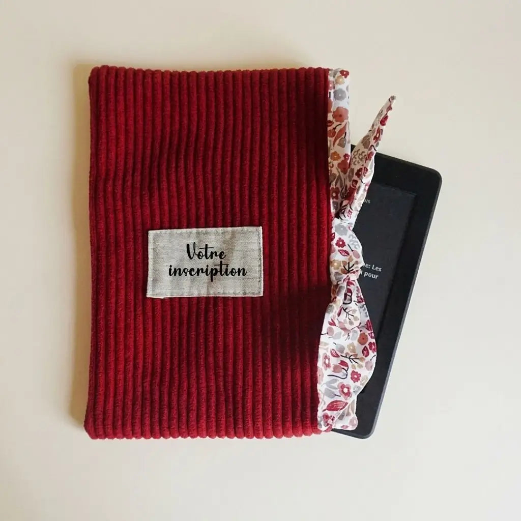 Pochette liseuse rouge bordeaux en velours côtelé, doublure à fleurs nouée et étiquette à personnaliser