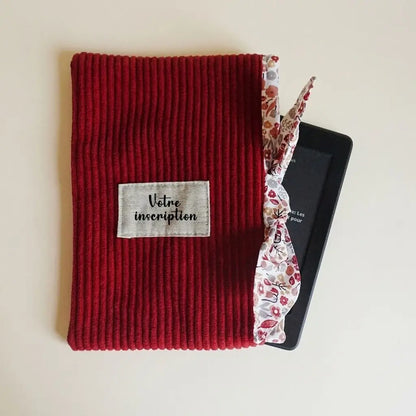 Pochette liseuse rouge bordeaux en velours côtelé, doublure à fleurs nouée et étiquette à personnaliser