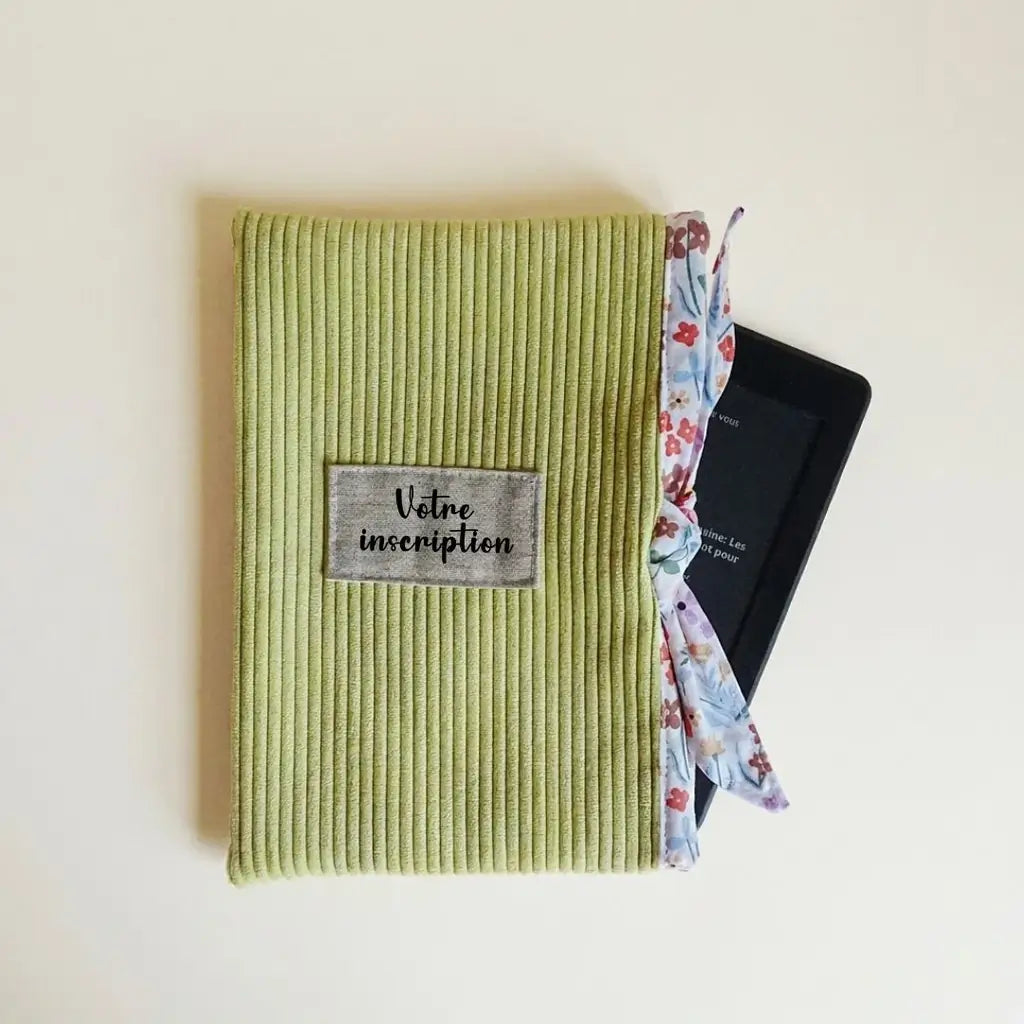 Pochette liseuse vert anis en velours côtelé, doublure fleurie et étiquette à personnaliser