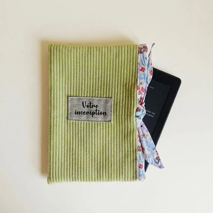 Pochette liseuse vert anis en velours côtelé, doublure fleurie et étiquette à personnaliser