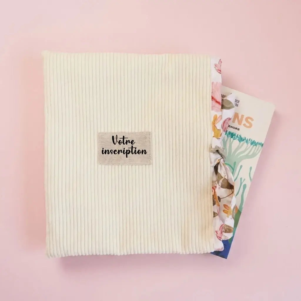 Pochette à livre en velours côtelé écru, doublure fleurie et étiquette à personnaliser, livre glissé dedans