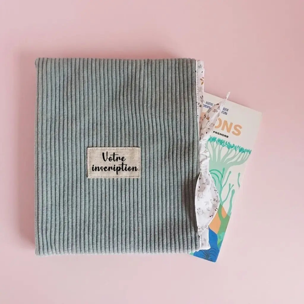 Pochette à livre vert sauge en velours côtelé, livre dépassant et doublure à petites fleurs