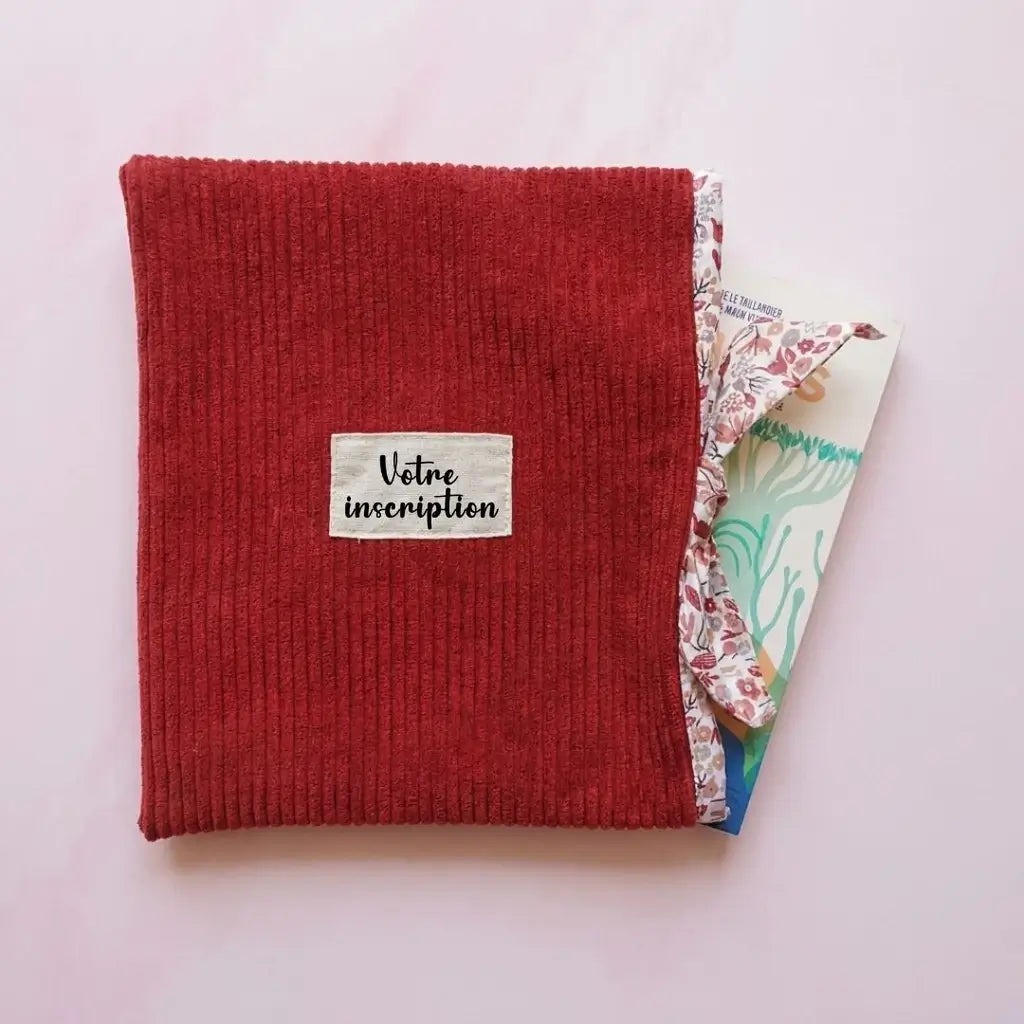 Pochette à livre rouge bordeaux en velours côtelé avec étiquette à personnaliser et livre glissé à l'intérieur