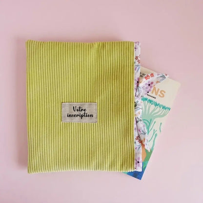 Pochette à livre vert anis en velours côtelé vue de dessus, doublure fleurie et étiquette à personnaliser