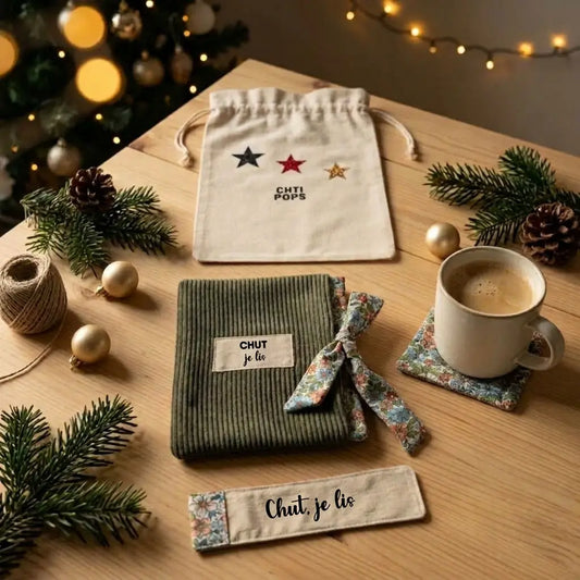 coffret avec protège-livre en velours côtelé vert kaki, marque-page « Chut, je lis », sapin en arrière-plan
