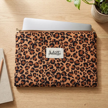 Housse ordinateur portable léopard en velours milleraies au prénom Juliette, fermeture zippée dorée vue de face