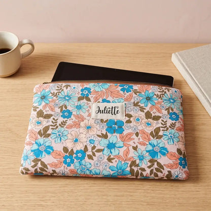 Housse tablette en velours milleraies à fleurs bleues et pêche, étiquette prénom Juliette, tablette glissée à l’intérieur
