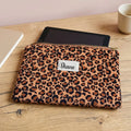 Housse tablette en velours milleraies motif léopard au prénom Diane, fermeture zippée entrouverte sur une tablette noire