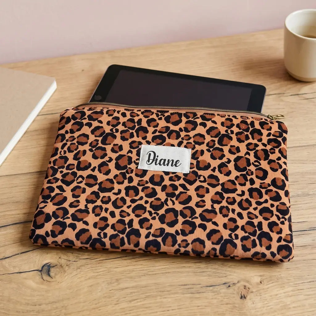 Housse tablette en velours milleraies motif léopard au prénom Diane, fermeture zippée entrouverte sur une tablette noire