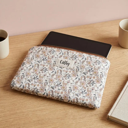 Housse tablette écrue à motif cachemire et fleurs roses, étiquette prénom Cathy, tablette dépassant de l’ouverture