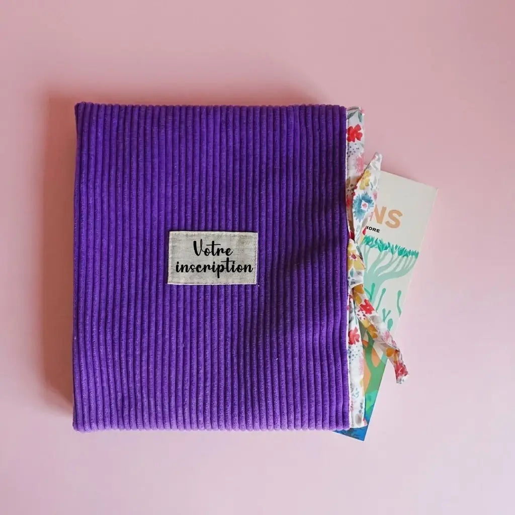 Pochette à livre violette en velours côtelé avec lien fleuri et étiquette à personnaliser, livre dépassant