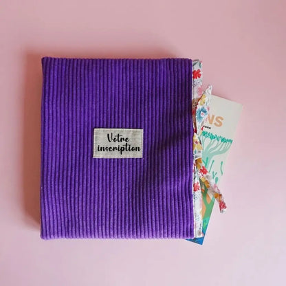 Pochette à livre violette en velours côtelé avec lien fleuri et étiquette à personnaliser, livre dépassant