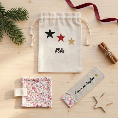Pochon étoilé, dessous de tasse fleuri rose et marque-page « Encore un chapitre » vus du dessus, décor cannelle et sapin