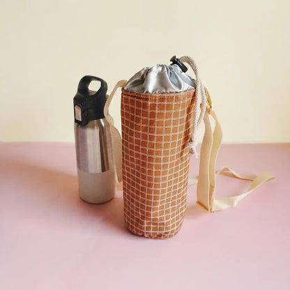 Porte-gourde marron à fins carreaux, intérieur argenté et cordon de serrage, avec gourde à côté