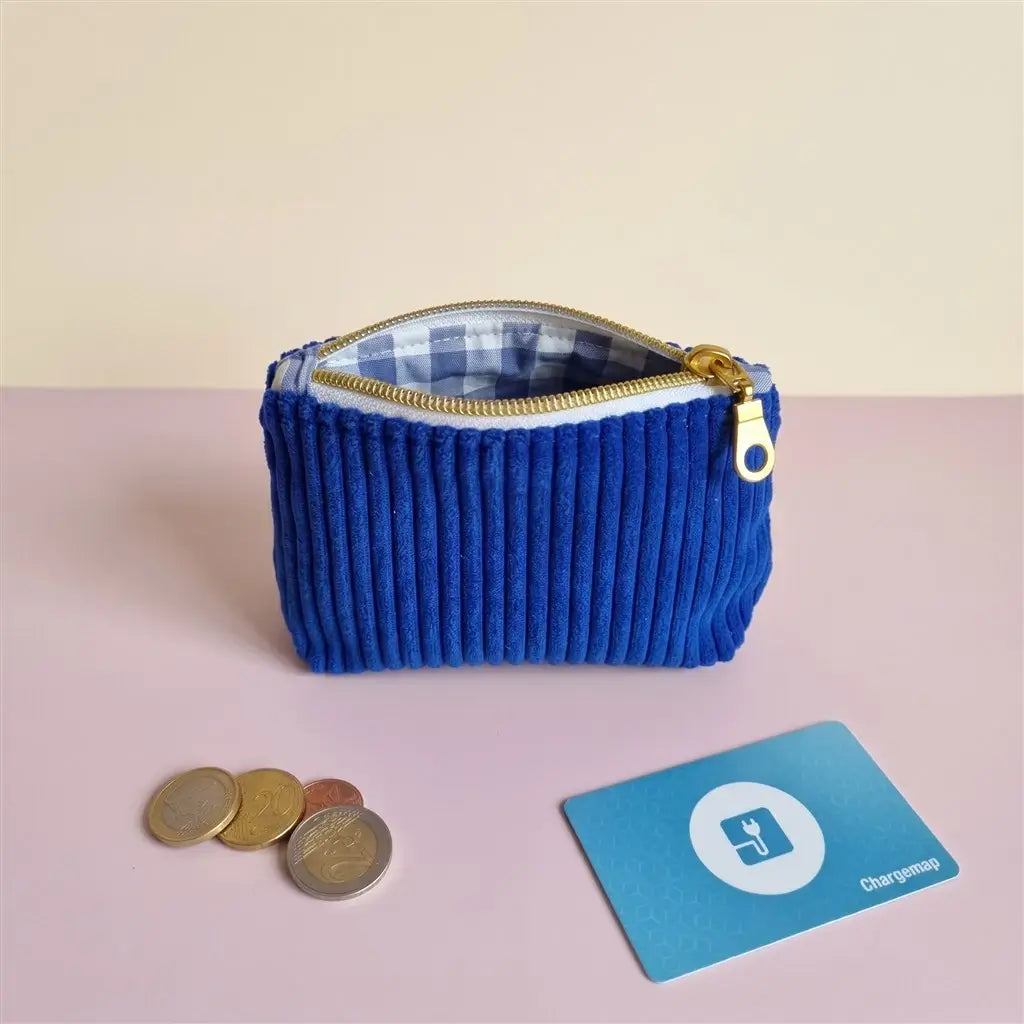 Porte-monnaie bleu roi en velours côtelé entrouvert, doublure vichy et zip doré à tirette anneau