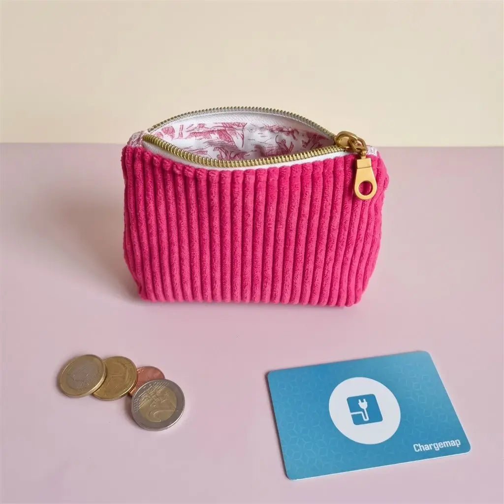 Porte-monnaie fuchsia en velours côtelé ouvert sur une doublure blanche à motif toile de Jouy rose