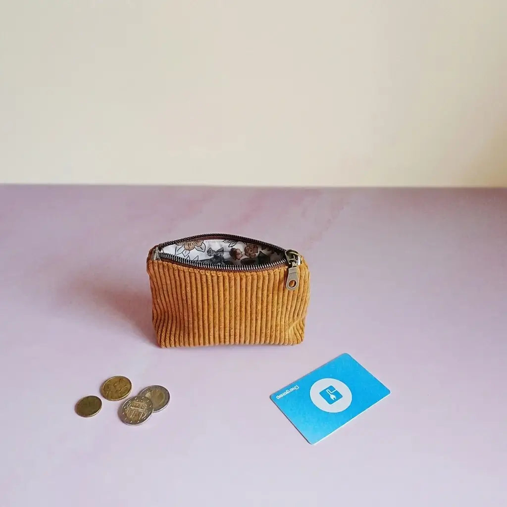 Porte-monnaie zippé jaune moutarde en velours côtelé, doublure fleurie visible sous le zip