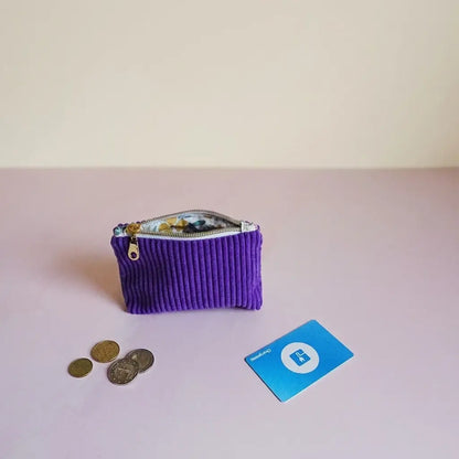 Porte-monnaie zippé violet en velours côtelé, doublure fleurie, avec pièces et carte à côté