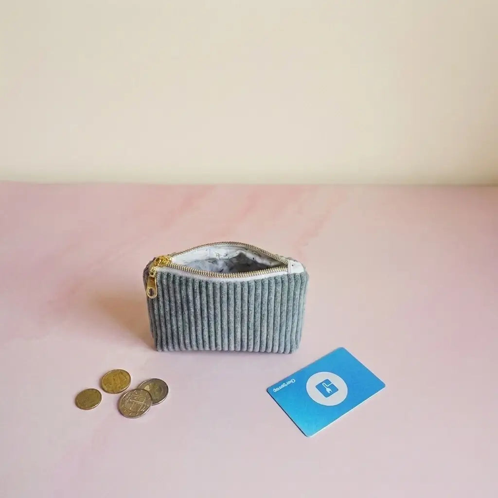 Porte-monnaie zippé vert de gris en velours côtelé, doublure claire et zip doré
