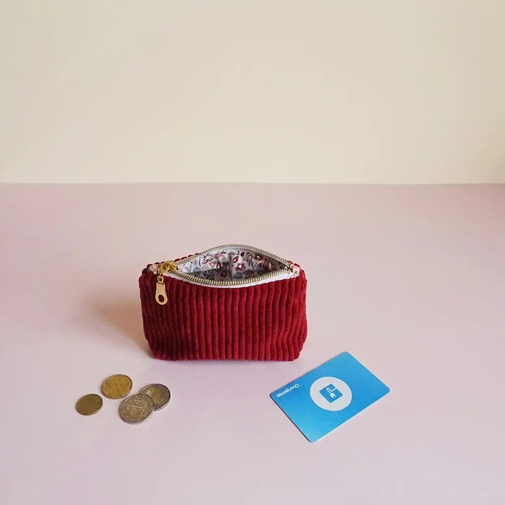 Porte-monnaie zippé rouge bordeaux en velours côtelé, doublure blanche à petites fleurs