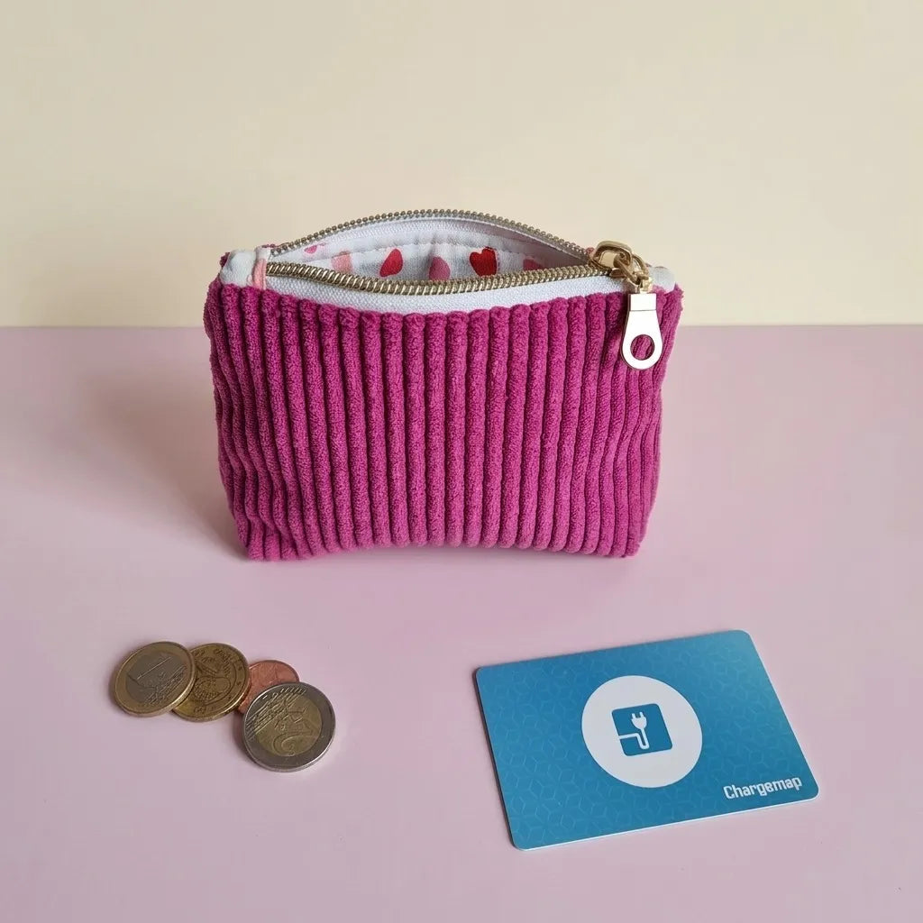 Porte-monnaie zippé en velours côtelé rose magenta, doublure à cœurs visible, avec pièces et carte
