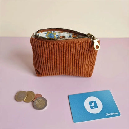 Porte-monnaie marron en velours côtelé entrouvert, doublure à petites fleurs bleues et jaunes