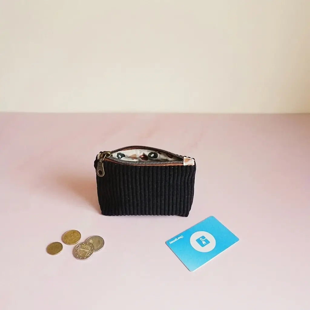 Porte-monnaie zippé noir en velours côtelé, doublure imprimée à motif léopard, vue de face