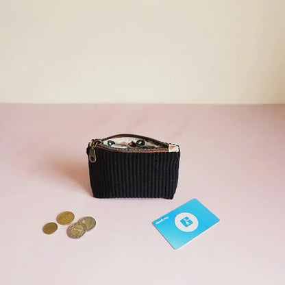 Porte-monnaie zippé noir en velours côtelé, doublure imprimée à motif léopard, vue de face