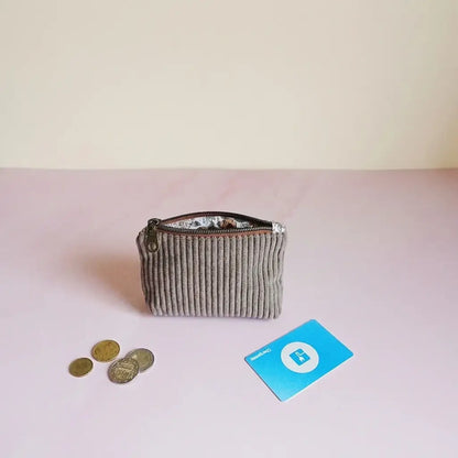 Porte-monnaie zippé taupe en velours côtelé, doublure fleurie et zip bronze