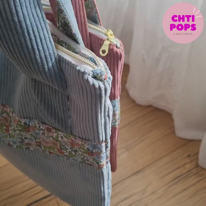 Vidéo présentant les sacs fourre-tout type tote-bag en velours côtelé créées par Chtipops Créations. Ces sacs en velours côtelé se déclinent en plusieurs coloris différents. Ils se ferment grâce à une fermeture éclair. Ils sont personnalisables avec une inscription floquée au choix.