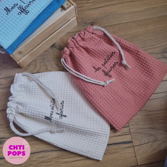 Vidéo de présentation des sacs pochons en tissu nid d'abeille et doublés, personnalisés avec une inscription au choix floquée par Chtipops Créations.