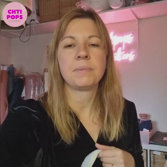 Vidéo de présentation du kit "prêt à coudre" pour réaliser une housse pour tablette ou iPad en velours côtelé avec ou sans anses. Cette housse est personnalisable avec un prénom ou une inscription de son choix qui sera directement floqué sur la pièce de tissu correspondante. Ce kit couture s'adresse aux couturières de niveau avancé et nécessitera entre 1h et 1h30 de couture pour le réaliser.