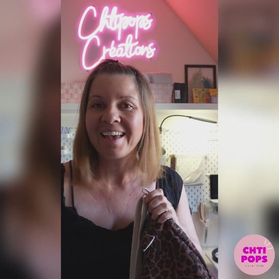 Vidéo de présentation du kit prêt-à-coudre pour réaliser un sac banane demi-lune à motif. Ce kit couture comprend toutes les pièces de tissus déjà découpées nécessaires pour la confection de ce sac banane. Si option de personnalisation choisie, l'étiquette floquée sera déjà apposée sur la pièce de tissu correspondante. Ce kit couture s'accompagne d'une vidéo tuto pas à pas et s'adresse aux couturières de niveau intermédiaire.