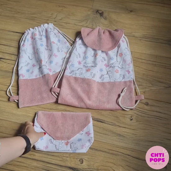 Vidéo de présentation de l'ensemble sacs à dos format pochons et pochette assortie au motif licornes par Chtipops Créations.