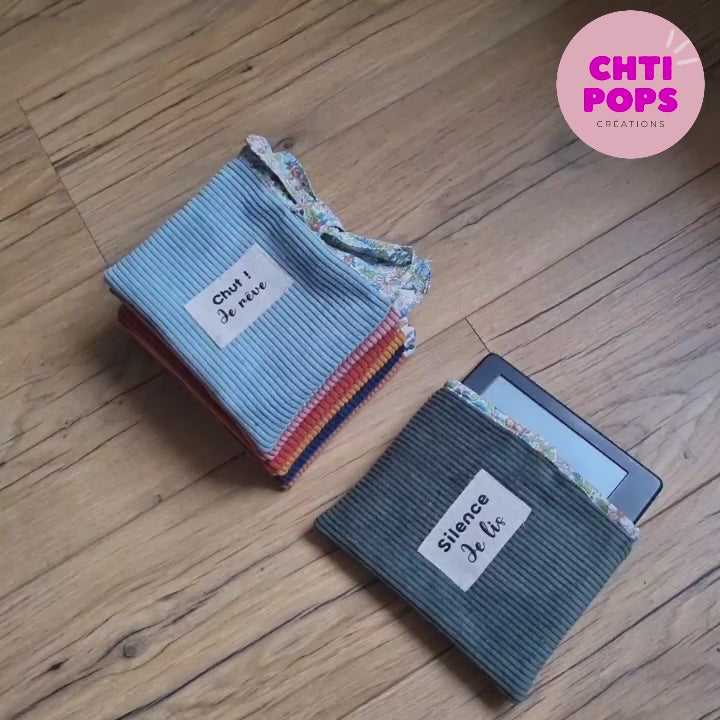 Vidéo présentant la pochette en velours côtelé pour liseuse ou livre petit ou grand format personnalisable avec une inscription de son choix par Chtipops Créations