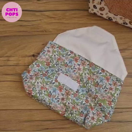 Vidéo de présentation de la pochette imperméable tissu motif fleuri et rabat en velours côtelé rose