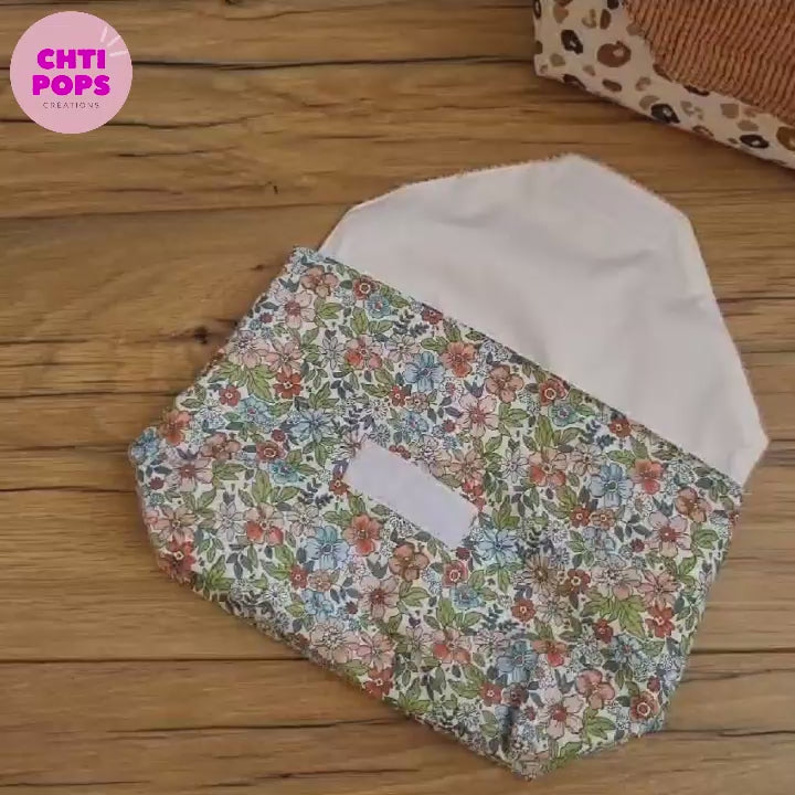 Vidéo de présentation de la pochette imperméable tissu motif fleuri et rabat en velours côtelé rose