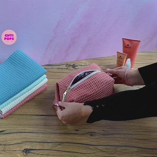 Vidéo de présentation de la trousse carrée en tissu nid d'abeille par Chtipops Créations. Elégante et pratique, cette trousse de toilette carrée est personnalisable avec un prénom ou une inscription de son choix.