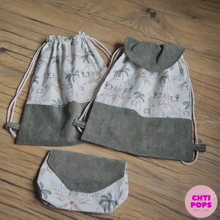 Vidéo de présentation des sacs à dos pour enfant au format pochon motif jungle par Chtipops Créations. Base et rabat en velours côtelé vert. Pochette goûter assortie.