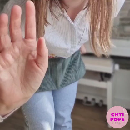 Vidéo de présentation du tablier ceinture en velours côtelé par Chtipops Créations. Ce tablier est personnalisable avec un prénom ou une inscription. Il est idéal pour toutes les activités créatives ou pour offrir aux maîtresses. Il dispose d'une grande poche zippée ainsi que de plusieurs autres poches pour y ranger tout son petit matériel et le garder à portée de main.