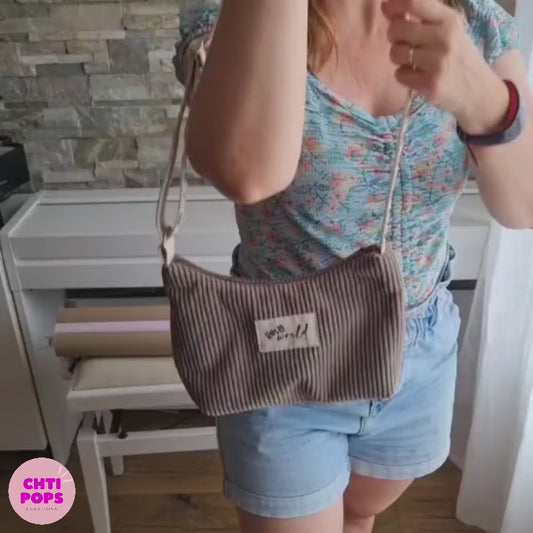 Vidéo de présentation du sac bandoulière en velours côtelé doublé d'un tissu intérieur à motif et personnalisable avec une inscription de son choix floquée sur une étiquette en tissu par Chtipops Créations.