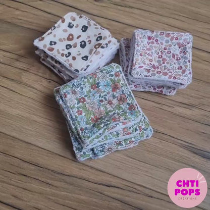 Vidéo présentant les lingettes en coton lavables et réutilisables. Une face est en coton imprimé avec divers motifs au choix : sur la vidéo sont présentés les motifs léopard, fleuri et liberty. L'autre face est en éponge de bambou ultra-douce.