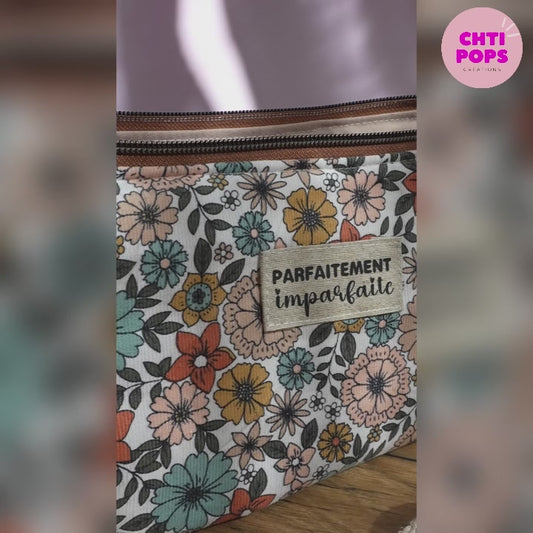 Vidéo de présentation de la collection des sacs bananes demi-lune à motifs par Chtipops Créations. Dans l'ordre d'apparition : motif fleur retro, léopard, théa, hibiscus, prairie et carreaux. Tous ces sacs peuvent être personnalisés avec une inscription floquée sur une étiquette en tissu.