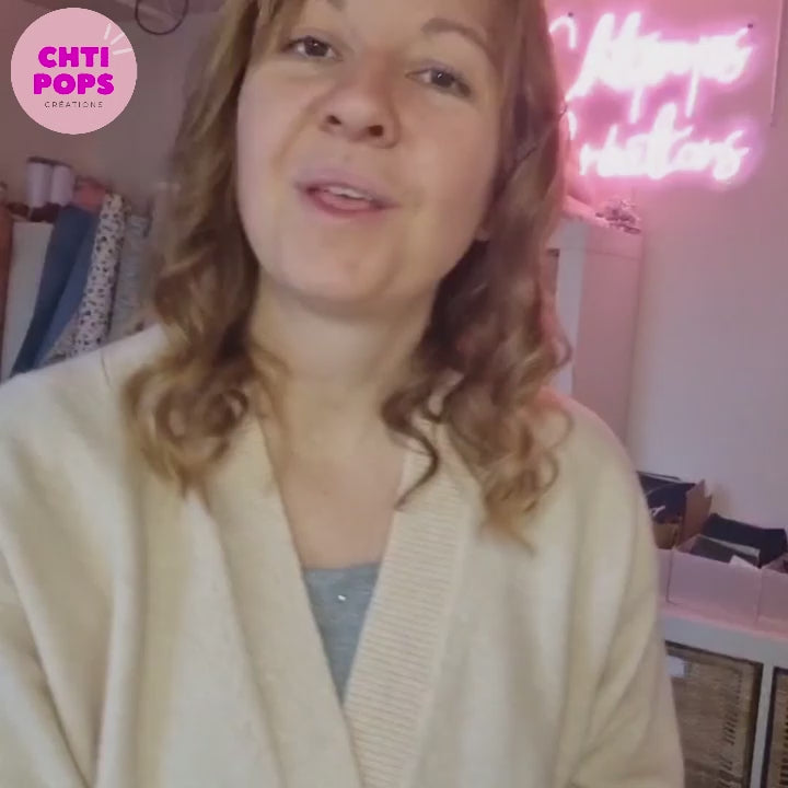 Vidéo de présentation du kit "prêt à coudre" pour un lot de 2 pochettes aimantées en velours côtelé par Chtipops Créations. Ces pochettes aimantées sont personnalisables avec un prénom ou une inscription qui sera déjà floqué sur la pièce de tissu correspondante.