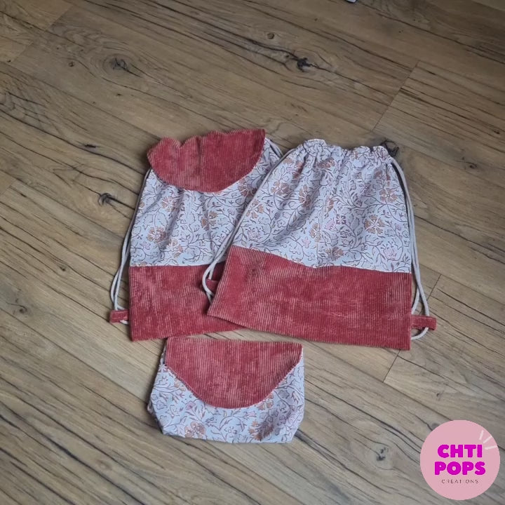 Vidéo présentant un ensemble assorti de 2 sacs pochons au motif oriental et d'une pochette à scratch assortie par Chtipops Créations.